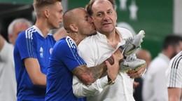 Vladimír Weiss ml. objíma a bozkáva na líce svojho otca a trénera.