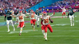 Záber zo Super Bowlu LVII medzi Kansas City Chiefs a Philadelphiou Eagles.