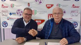 Predseda KFC Komárno Juraj Baráth (vpravo) pri podpise zmluvy o rekonštrukcii štadióna.