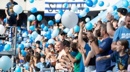 Fanúšikovia Slovana Bratislava zahádzali ihrisko. Momentka zo zápasu 10. kola nadstavby Fortuna ligy: Slovan Bratislava - Podbrezová.