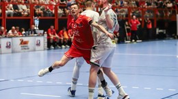 Ľubomír Ďuriš z Považskej Bystrice v súboji o loptu s Romanom Carapkinom v piatom zápase finále play off Niké Handball Extraligy mužov.
