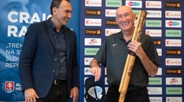 Prezident SZĽH Miroslav Šatan (vľavo) a tréner reprezentácie Craig Ramsay s darovanou fujarou.