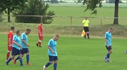 Futbalisti TJ Slovan Trenčianska Turná po strelenom góle.