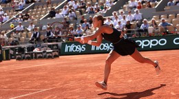 Anna Karolína Schmiedlová odvracia úder Američanke Cori Gauffovej v osemfinále dvojhry na Roland Garros.