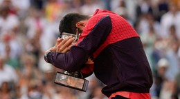 Novak Djokovič oslavuje triumf na Roland Garros 2023. 