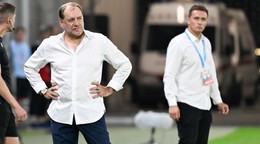 Na snímke vľavo v popredí tréner ŠK Slovan Vladimír Weiss a za ním tréner Limasolu Aleksej Špilevskij 

