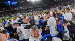 Futbalisti Slovenska a realizačný tím oslavujú postup na EURO 2024 po zápase J-skupiny 9. kola kvalifikácie Slovensko - Island. 