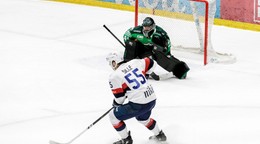 Timotej Šille (Slovan) s pukom.