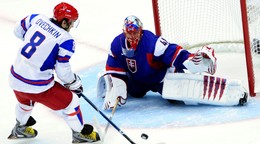 Brankár Jaroslav Halák zneškodňuje nájazd Alexandra Ovečkina v zápase Slovensko - Rusko na ZOH 2010.