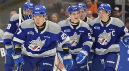Dalibor Dvorský (v strede) v drese Sudbury Wolves.