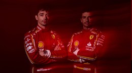 Piloti Ferrari na sezónu F1 2024 Carlos Sainz (vľavo) a Charles Leclerc.