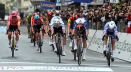 Jasper Philipsen (vpravo) víťazí na Miláno - San Remo.