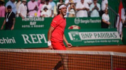  Grécky tenista Stefanos Tsitsipas sa raduje po víťazstve nad Nórom Casperom Ruudom  vo finále dvojhry na antukovom turnaji ATP Masters 1000 v Monte Carle