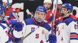 Američania sa tešia po strelenom góle v zápase Nórsko U18 - USA U18 na MS v hokeji do 18 rokov 2024.