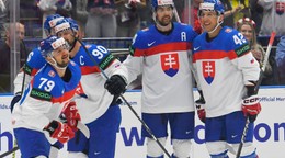 Libor Hudáček sa so spoluhráčmi teší po strelenom góle v zápase Slovensko - Francúzsko v skupine B na MS v hokeji 2024.