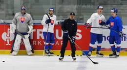 Slovenskí hokejisti počas tréningu na MS 2024.