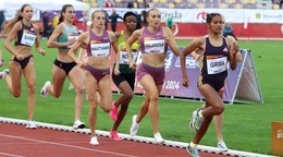 beh 800 metrov, uprostred Gabika Gajanová (SVK) počas 59. ročníka Slovenského atletického mítingu P-T-S na Štiavničkách v Banskej Bystrici 