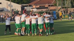Futbalisti FKM Nové Zámky oslavujú postup do tretej ligy.