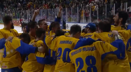 Ukrajinskí reprezentanti sa tešia z celkového víťazstva na turnaji 1-B divízie MS v hokeji 2024.