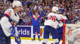 Šimon Nemec oslavuje gól v zápase Slovensko - USA v skupine B na MS v hokeji 2024.