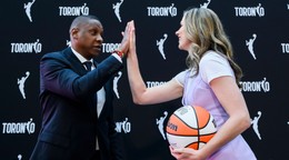 Prezident Toronto Raptors Masai Ujiri a prezidentka nového ženského tímu Toronta Teresa Resch.