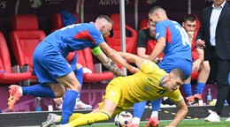 Milan Škriniar, Artem Dovbyk  a Dávid Hancko počas zápasu Slovensko - Ukrajina na EURO 2024.