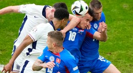 Declan Rice,  Jude Bellingham,  Dávid Strelec, Juraj Kucka a Milan Škriniar v zápase Slovensko - Anglicko na EURO 2024.