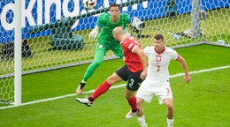 Gernot Trauner strieľa gól v zápase Poľsko - Rakúsko na EURO 2024.