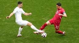 Andraž Šporar (vľavo) v zápase Slovinsko - Srbsko na EURO 2024. 