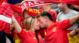 Španielski fanúšikovia oslavujú víťazstvo nad Chorvátskom na EURO 2024. 

