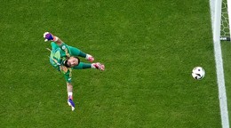 Brankár Gianluigi Donnarumma inkasuje druhý gól po strele Švajčiara Rubena Vargaza v zápase Švajčiarsko - Taliansko na EURO 2024. 
 
