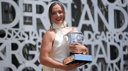 Iga Swiateková pózuje s trofejou po víťazstve na Roland Garros 2024.