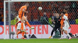 Vyrovnávajúci gól Stefana de Vrija vo štvrťfinále Holandsko - Turecko na EURO 2024. 