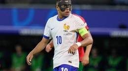 Kylian Mbappé nastúpil na zápas proti Portugalsku s ochrannou maskou na tvári.