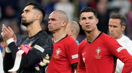 Sklamaní portugalskí hráči Diogo Costa, Pepe a Cristiano Ronaldo.