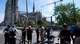 Polícia kontroluje povolenie na vstup pred katedrálou  Notre Dame.