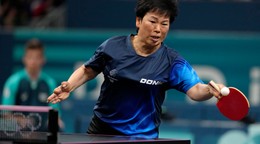Šesťdesiatjedenročná stolná tenistka Ni Sia Lien na OH 2024