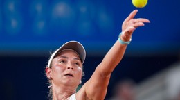Donna Vekičová vo štvrťfinále tenisového turnaja proti Ukrajinke Kosťukovej na OH 2024 v Paríži.