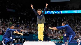 Simone Bilesová a Jordan Chilesová vzdávajú hold víťazke v prostných Brazílčanke Rebece Andradeovej na OH v Paríži.