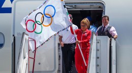 Primátorka Los Angeles Karen Bassová drží oficiálnu olympijskú vlajku.