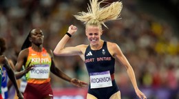 Keely Hodgkinsonová získala zlatú medailu v behu na 800 m na OH 2024.