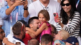 Novak Djokovič s dcérkou Tarou po víťaznom finále na OH 2024 v Paríži proti Carlosovi Alcarazovi. 