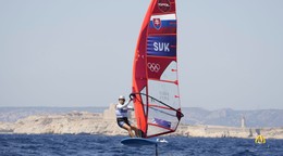 Slovenský windsurfista Róbert Kubín počas OH 2024.