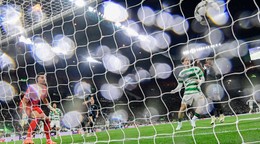 Dominik Takáč po inkasovanom góle, ktorý strelil Kjógo Furuhaši v zápase Celtic Glasgow - ŠK Slovan Bratislava v 1. kole ligovej fázy Ligy majstrov.