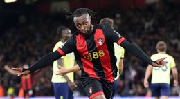 Útočník Bournemouthu Antoine Semenyo oslavuje gól do siete Southamptonu.