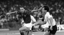 Taliansky futbalista Salvatore Schillaci (vľavo) v zápase proti Argentíne v semifinále MS 1990.