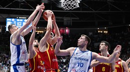 Vladimír Brodziansky (vpravo) a Michael Fusek (vľavo) v zápase Slovensko - Španielsko v kvalifikácii ME v basketbale 2025.