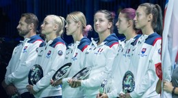 Slovenské tenistky s trofejami po dueli Slovensko - Taliansko vo finále Billie Jean King Cupu 2025.