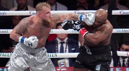Jake Paul v súboji s Mikeom Tysonom.