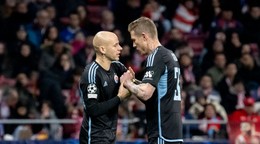 Na snímke vľavo Vladimír Weiss ml. a kapitánsku pásku mu odovzdáva Juraj Kucka (obaja Slovan).